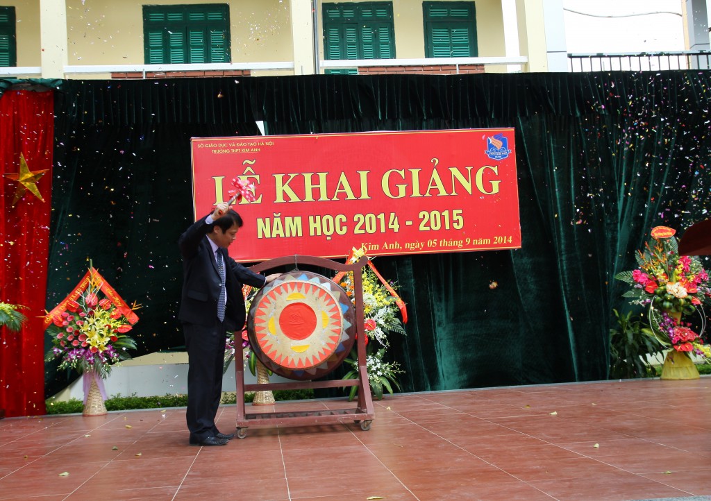 Đồng chí Nguyễn Văn Nguyệt Bí thư huyện ủy Sóc Sơn đánh trống khai trường