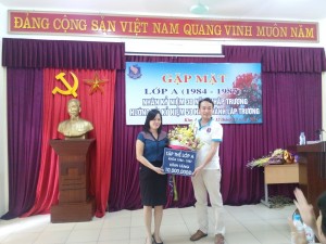 Anh Nguyễn Quang Huy tặng quà cho nhà trường