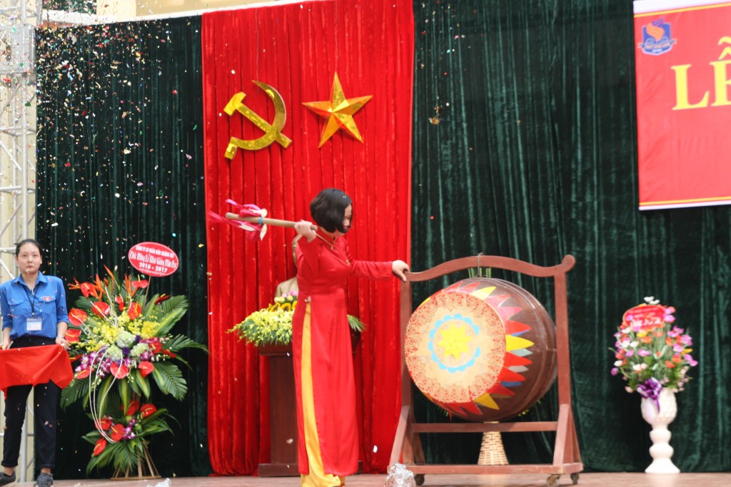 Cô Trần Thị Hương Hải-Bí  thư chi bộ, hiệu trưởng nhà trường đánh trống khai giảng.