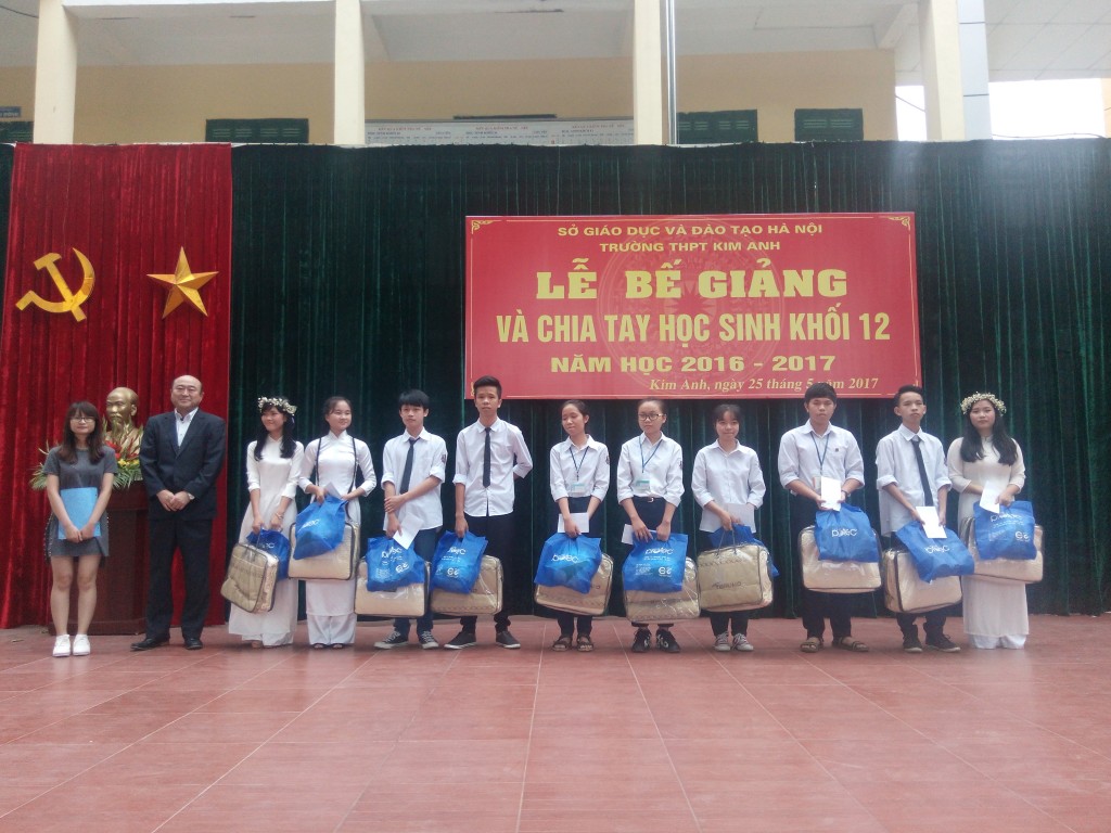 Đại diện công ty Terumo Việt Nam trao quà và học bổng cho học sinh