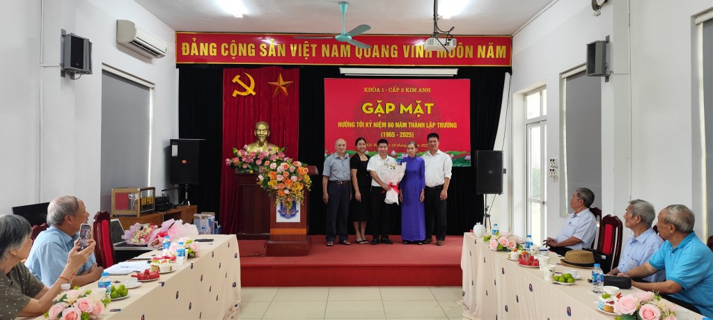 KHOAS1. TẶNG QUÀ